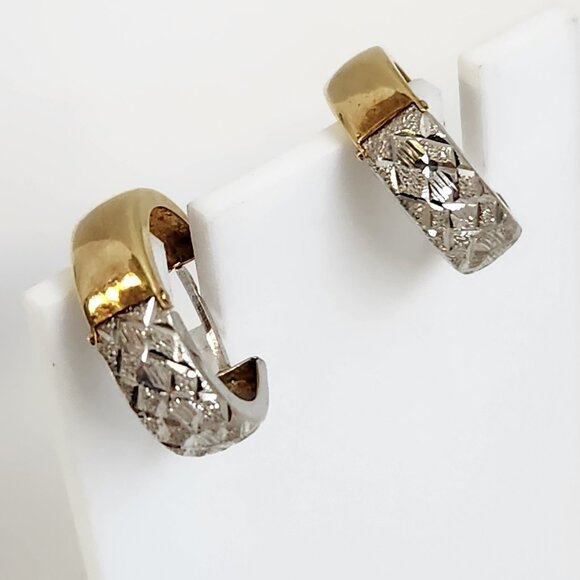 [SOLD] 80's 2.1g 18K Gold Engraved Design Etched Huggie Earrings - Picture 5 of 16